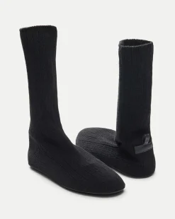 Flexible Knit Shoe in Black